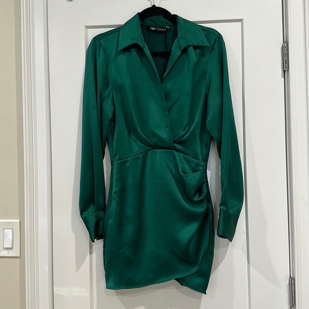 Green satin dress - Picture 2 of 6